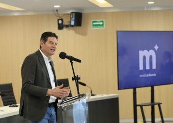 Alfonso Martínez entrega reconocimiento al Mérito Docente 2025