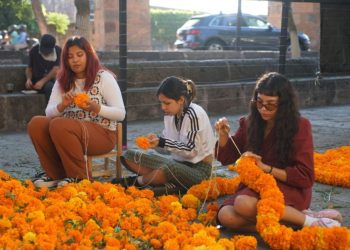 SeCultura Morelia, artesanos e instituciones inician montajes de altares y tapetes tradicionales