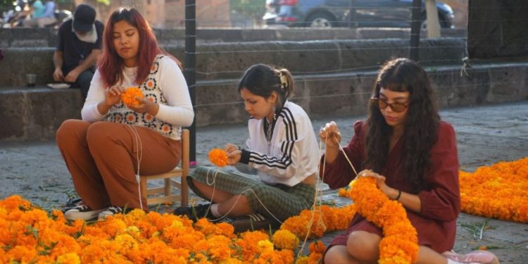 SeCultura Morelia, artesanos e instituciones inician montajes de altares y tapetes tradicionales