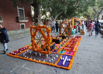 Calzada San Diego, Villalongín y plaza Jardín Morelos, deslumbran con altares y tapetes del Día de Muertos