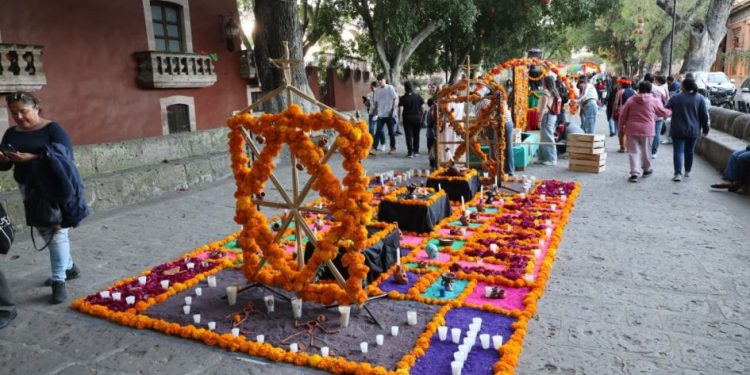 Calzada San Diego, Villalongín y plaza Jardín Morelos, deslumbran con altares y tapetes del Día de Muertos