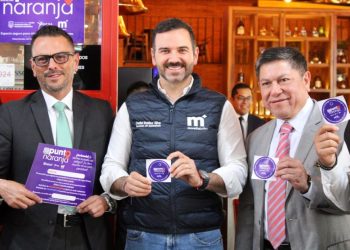 Recorre Alfonso Martínez altares y tapetes florales en plazas públicas