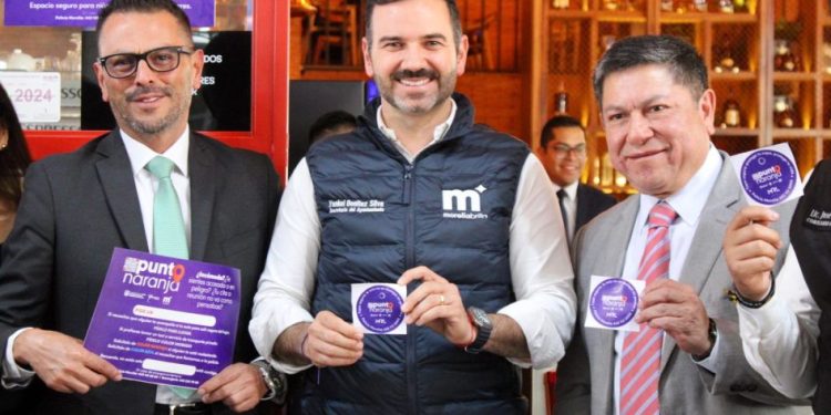 Recorre Alfonso Martínez altares y tapetes florales en plazas públicas