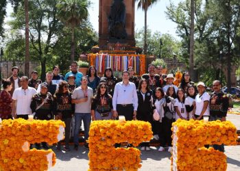 Recorre Alfonso Martínez altares y tapetes florales en plazas públicas