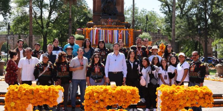 Recorre Alfonso Martínez altares y tapetes florales en plazas públicas