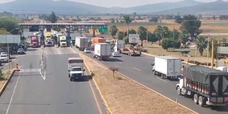 Libres, todas las carreteras de Michoacán: Bedolla