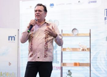 Abarrota Miguel Zunzunegui escenario principal de la FILLM