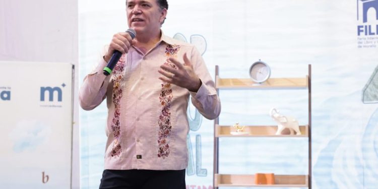 Abarrota Miguel Zunzunegui escenario principal de la FILLM