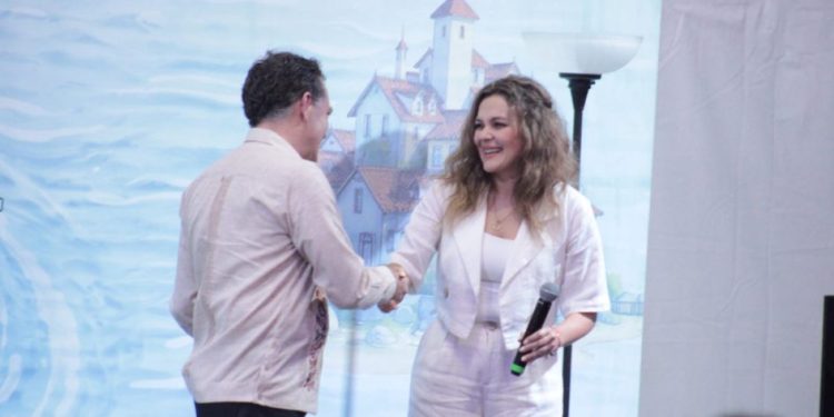 Abarrota Miguel Zunzunegui escenario principal de la FILLM