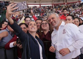 Bedolla acompaña a Sheinbaum en su festejo por el primer año de gobierno