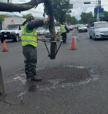 Gobierno de Morelia realiza bacheo en Calzada la Huerta