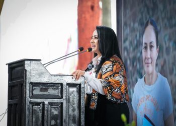 Entrega Gladyz Butanda 79 escrituras para vivienda en Huiramba