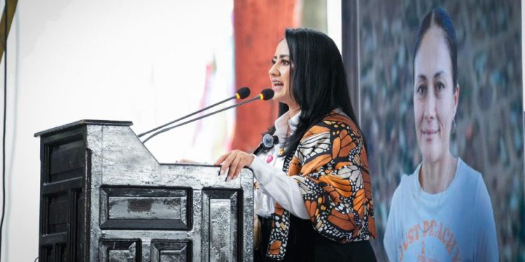 Entrega Gladyz Butanda 79 escrituras para vivienda en Huiramba