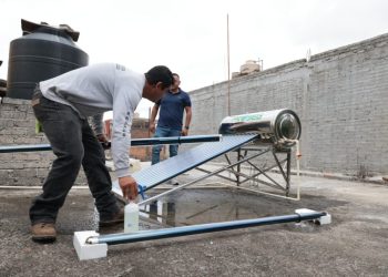 Entrega Alfonso Martínez calentadores solares a familias morelianas