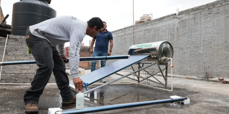 Entrega Alfonso Martínez calentadores solares a familias morelianas