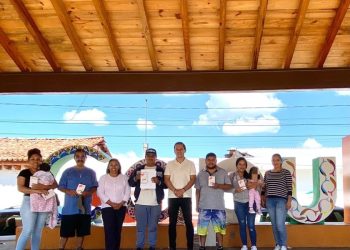 Entrega Sefeco aparatos de cobro a artesanos de Capula