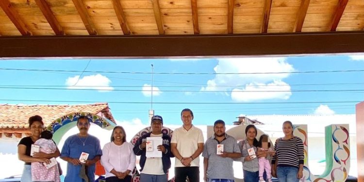 Entrega Sefeco aparatos de cobro a artesanos de Capula