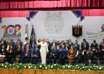 481 estudiantes reciben el Premio Padre de la Patria; representan el ejército de gran excelencia de la UMSNH, señala Yarabí Ávila