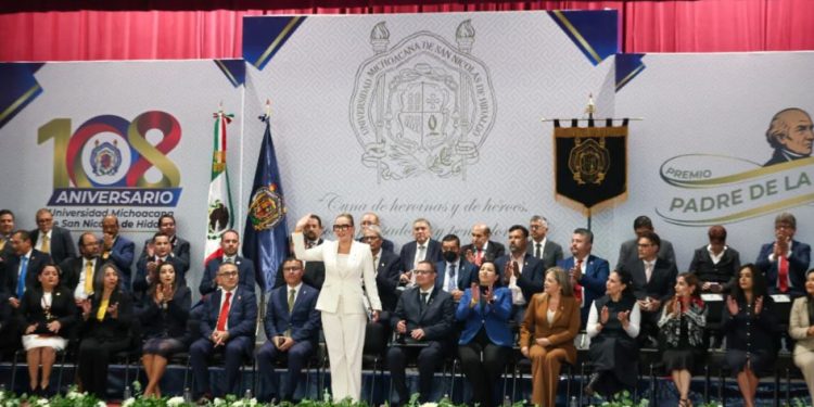 481 estudiantes reciben el Premio Padre de la Patria; representan el ejército de gran excelencia de la UMSNH, señala Yarabí Ávila