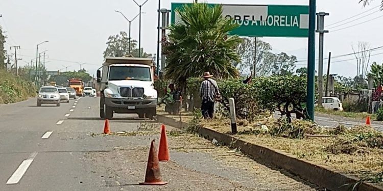 Brigadas de Servicios Públicos intervienen carretera a salida a Quiroga