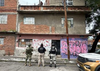 En cateo realizado en colonia Obrera de Morelia, FGE asegura 975 dosis de metanfetamina y detiene a cuatro personas