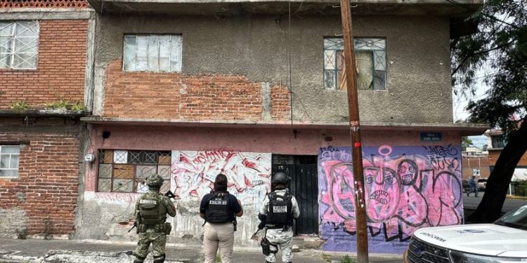 En cateo realizado en colonia Obrera de Morelia, FGE asegura 975 dosis de metanfetamina y detiene a cuatro personas