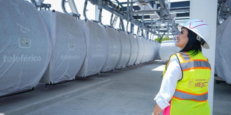 Inicia por aire el traslado de cabinas del teleférico de Uruapan: Gladyz Butanda