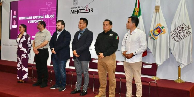 Gobierno estatal equipa a guardias civiles, policías municipales y autogobiernos