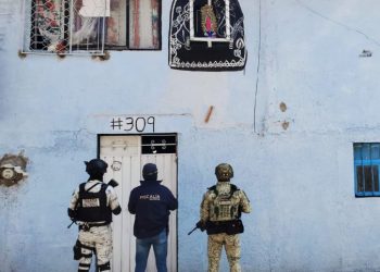 En cateo, detiene FGE a dos personas y asegura 950 dosis de metanfetamina en Morelia