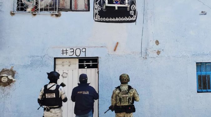 En cateo, detiene FGE a dos personas y asegura 950 dosis de metanfetamina en Morelia