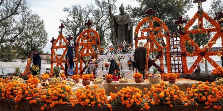 Más de mil 100 agentes vigilan la tradicional Noche de Muertos: Bedolla