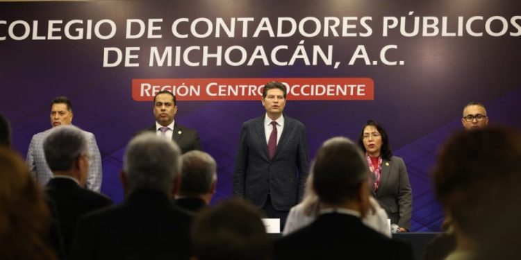 Invita Alfonso Martínez a la participación de profesionistas en la vida pública