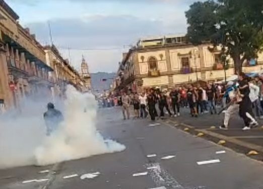 Ciudadanía se manifiesta en Palacio de gobierno y es reprimida con gases lacrimógenos