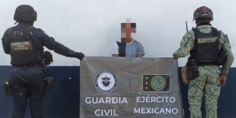 Asegurados dos hombres, un arma de fuego y droga en Apatzingán: SSP