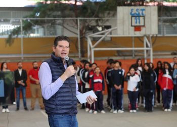 Alfonso Martínez lleva agua a planteles educativos, al oriente de Morelia
