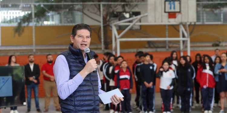 Alfonso Martínez lleva agua a planteles educativos, al oriente de Morelia