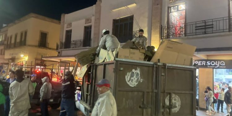 Ayuntamiento de Morelia realiza operativo de limpieza en la Plaza Melchor Ocampo