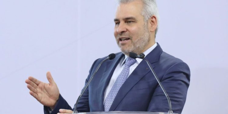 Impulso federal a educación llevará becas a más de 892 mil estudiantes: Bedolla