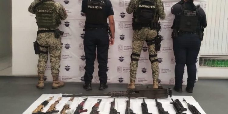 Fuerzas estatales y federales aseguran ametralladora y 11 fusiles en Huetamo: SSP