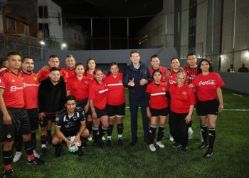 Alfonso Martínez reinaugura cancha de fútbol rápido del Colegio de Morelia