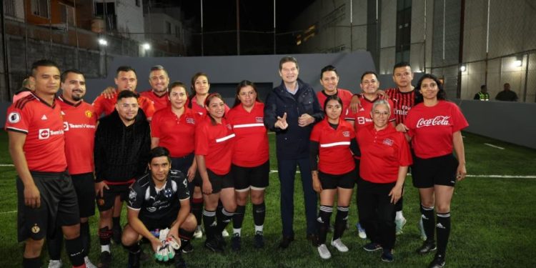 Alfonso Martínez reinaugura cancha de fútbol rápido del Colegio de Morelia