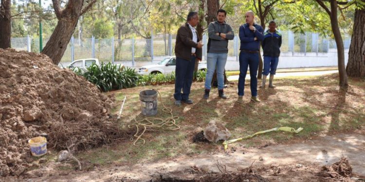 Supervisa Adolfo Torres, trabajos de reparación de fuga en Santa María