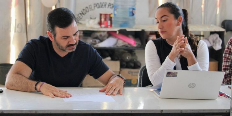 Yankel Benítez informa a vecinos de la Rubén Jaramillo sobre avances en red de drenaje