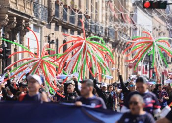 Familias disfrutan en orden y paz el Desfile del 20 de Noviembre en Morelia