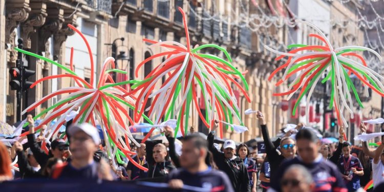 Familias disfrutan en orden y paz el Desfile del 20 de Noviembre en Morelia