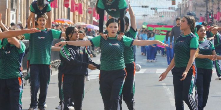 El espíritu de la Revolución Mexicana une a miles de familias en desfile cívico-deportivo: Bedolla