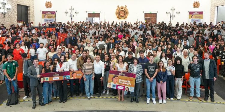 En reunión multitudinaria anuncian la Beca Gertrudis Bocanegra; Yarabí Ávila declara lista a la UMSNH para colaborar con la Federación