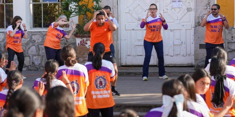 Estudiantes de la Técnica 13 y la UMSNH se pronuncian contra la violencia de género