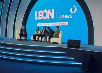 Adolfo Torres fortalece la modernización del Ooapas en la Convención Aneas 2025