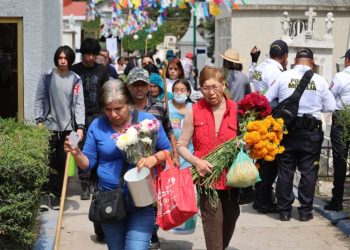 Miles de familias visitan en armonía y orden a sus difuntos en Panteón Municipal